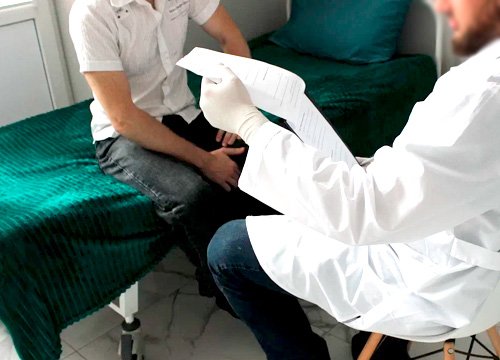 Врач сидит на против пациента